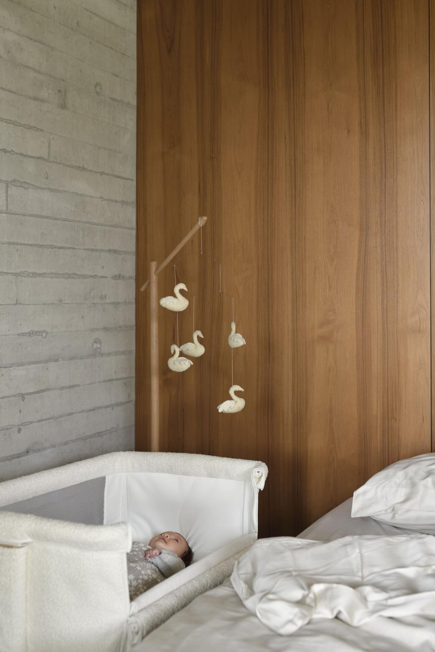 Бебешка кошара Side by Side – Bouclé Cream