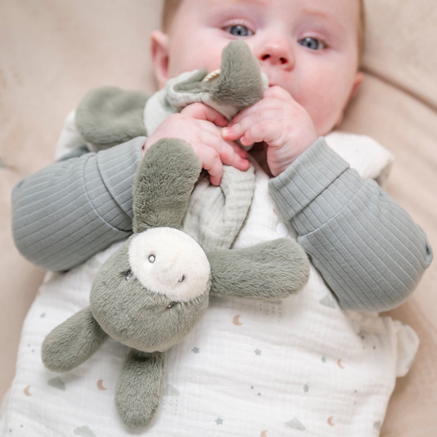 Мека играчка за гушкане магаренце Linden Green Nattou LouLou