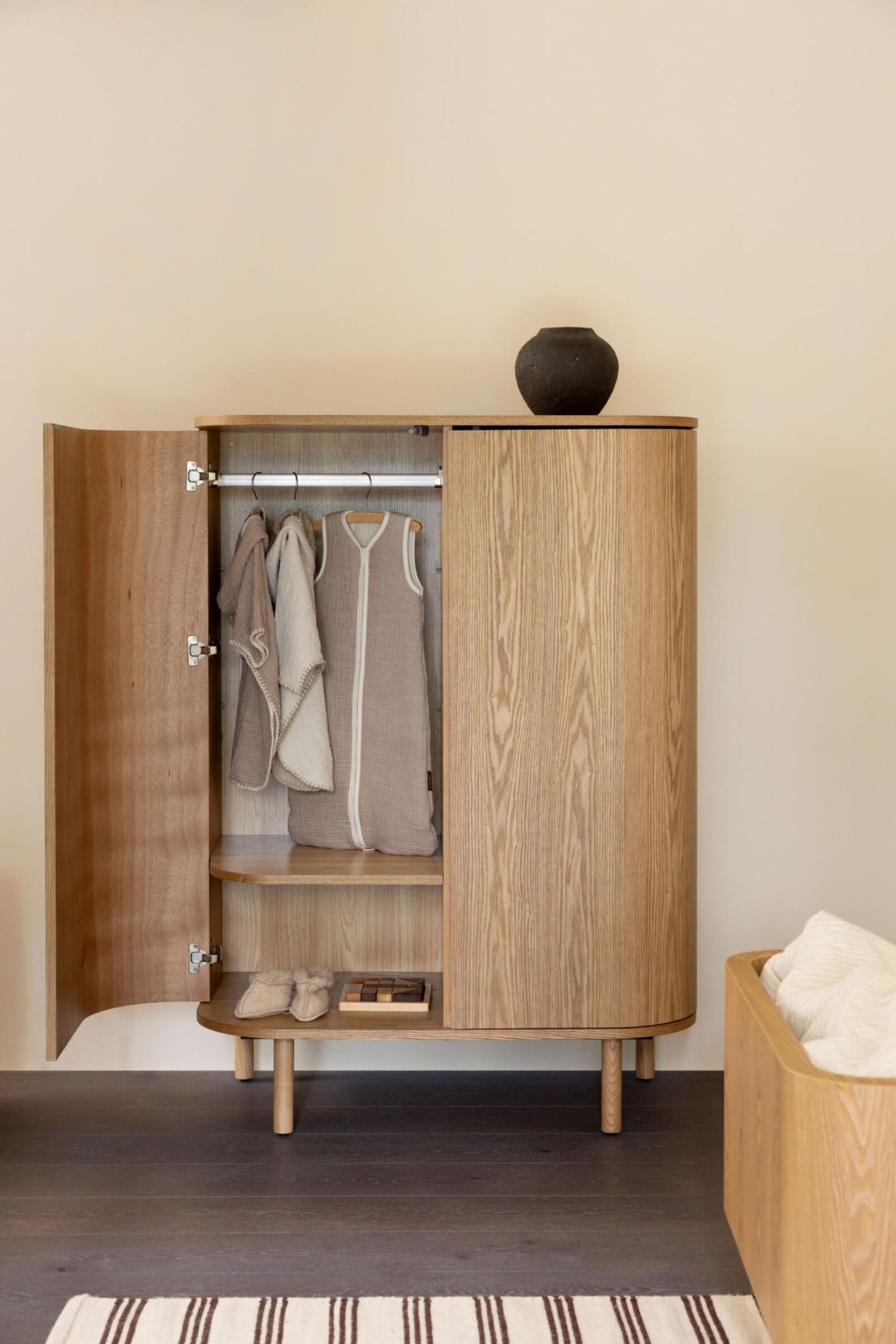 Гардероб Yume с извити врати – Natural Ash