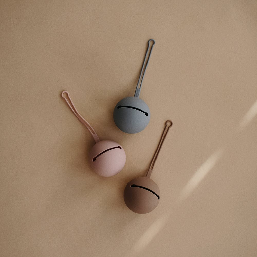 Кутия за биберон Mushie blush