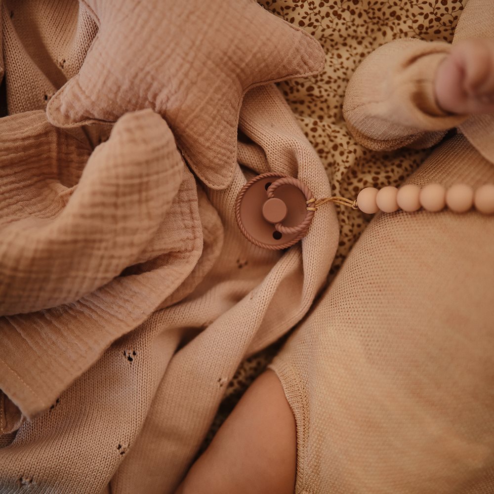 Силиконов клипс за биберон Mushie Hera Blush