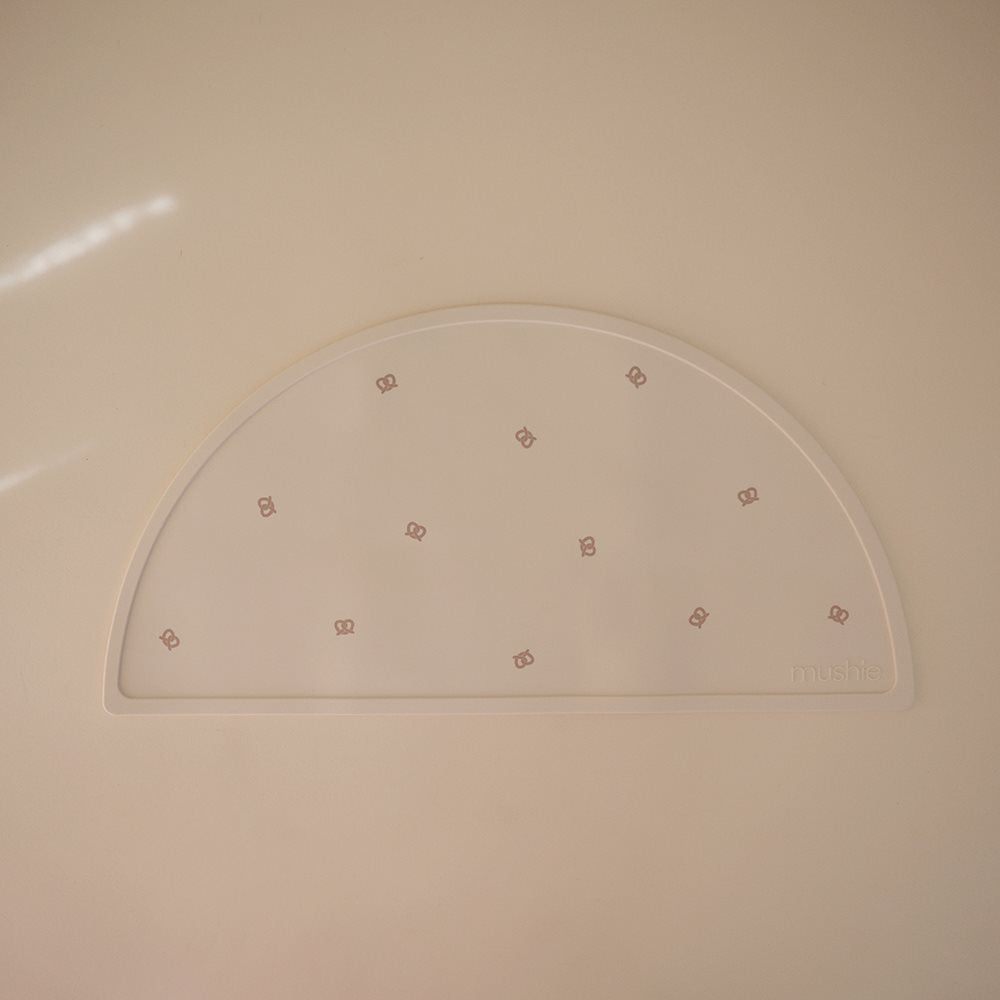 Силиконова подложка Mushie pretzel