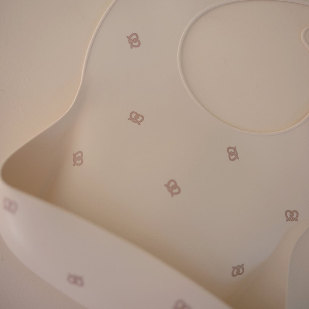 Силиконов лигавник Mushie pretzel